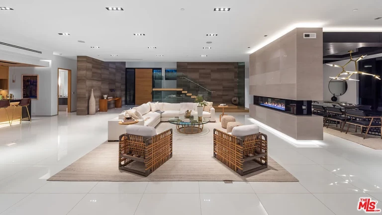 Foto do imóvel: Casa de Condomínio com 6 Quartos à Venda, 933 m²em Alphaville Residencial Um - Barueri