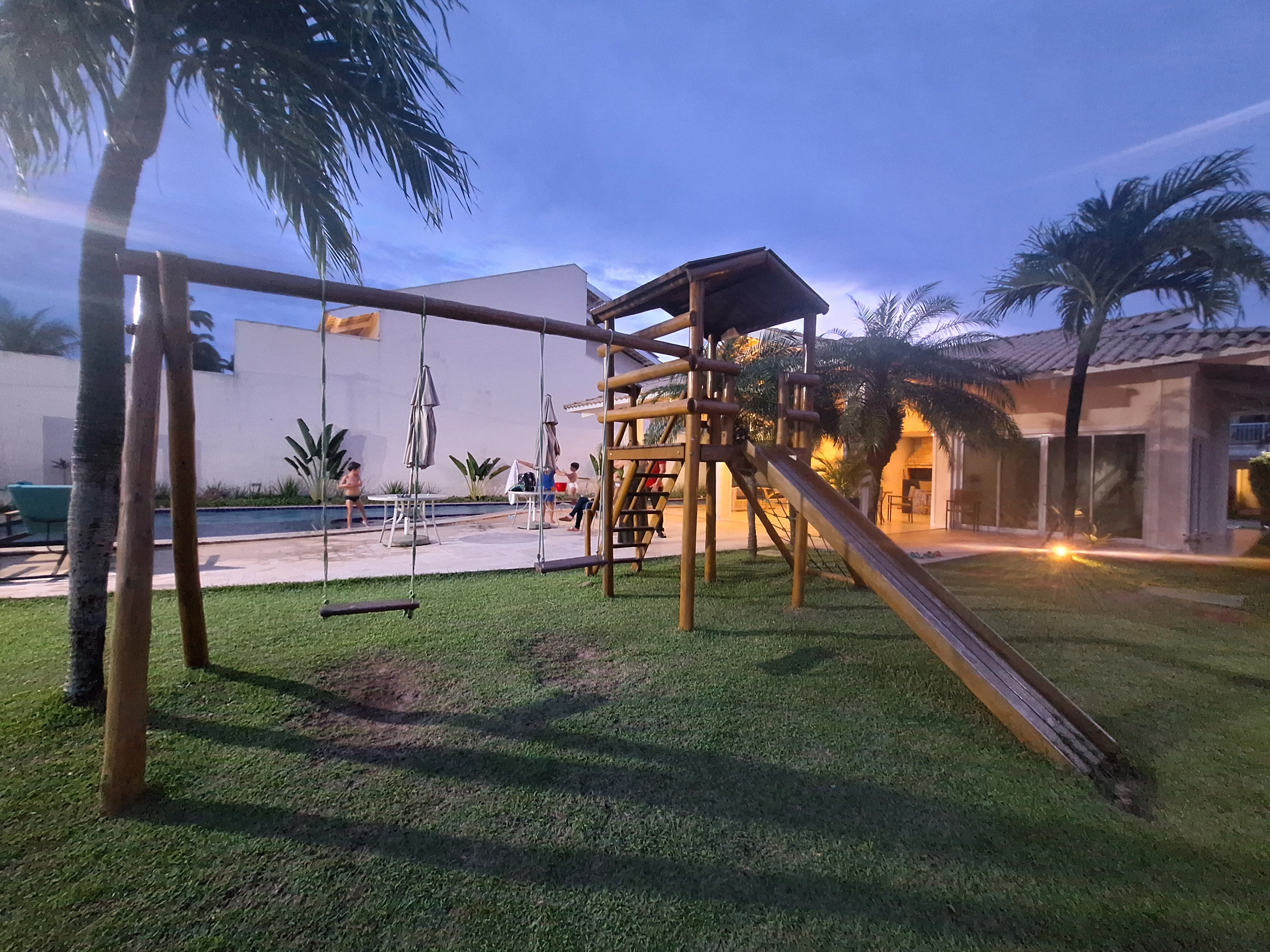 Imagem Casa de Condomínio com 4 Quartos à Venda, 242 m² em De Lourdes - Fortaleza