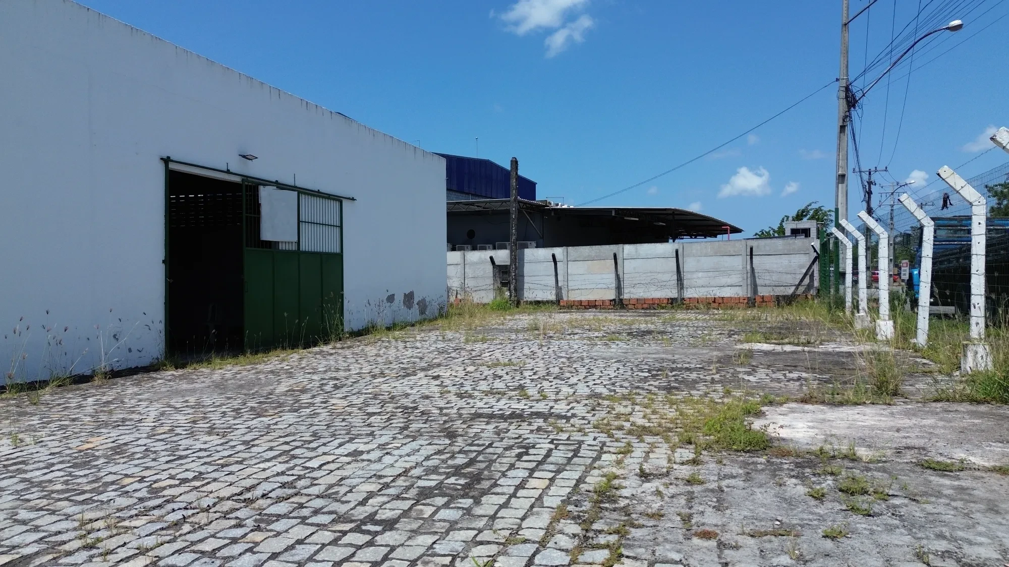 Imagem Galpão à Venda ou Locação, 1350 metros em CIA Sul - Simões Filho