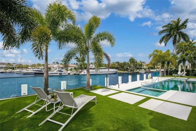 Imagem Casa de Condomínio com 6 Quartos à Venda, 833 m²em Cajuru - Curitiba