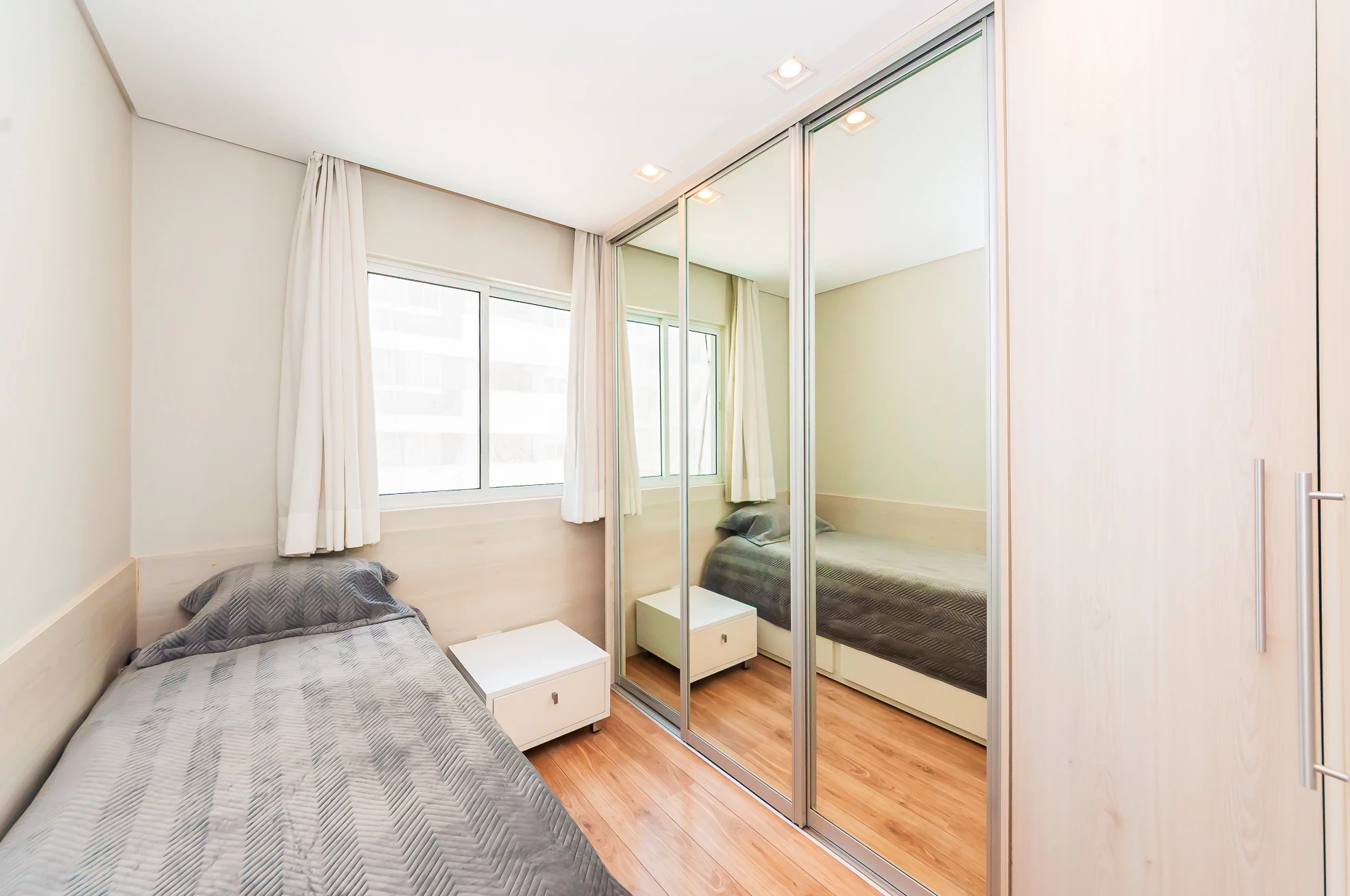 Imagem Apartamento com 2 Quartos à Venda, 75 m² em Cabral - Curitiba