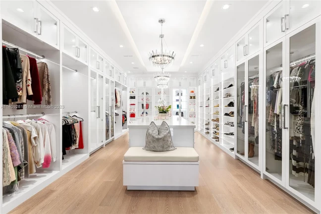 Imagem Casa de Condomínio com 6 Quartos à Venda, 833 m²em Cajuru - Curitiba