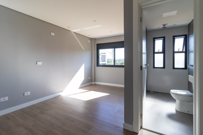 Imagem Sobrado com 3 Quartos à Venda, 300 m² em Santa Cândida - Curitiba