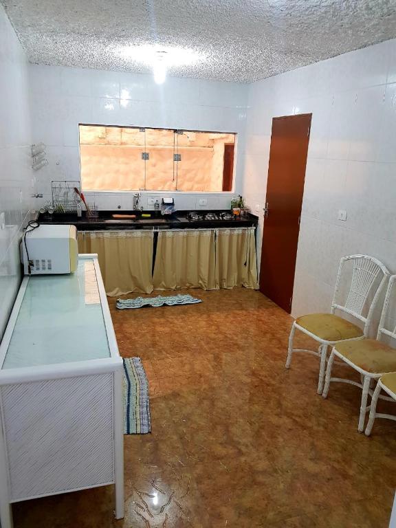 Imagem Casa com 4 Quartos para Temporada, 300 m²em Jardim Virgínia - Guarujá