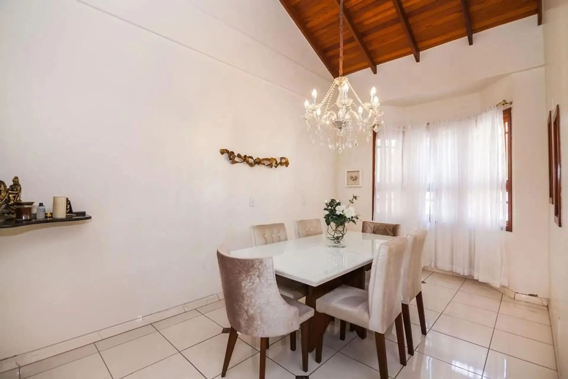 Imagem Casa de 4 dormitórios à venda no Bairro Rubem Berta, Porto Alegre.