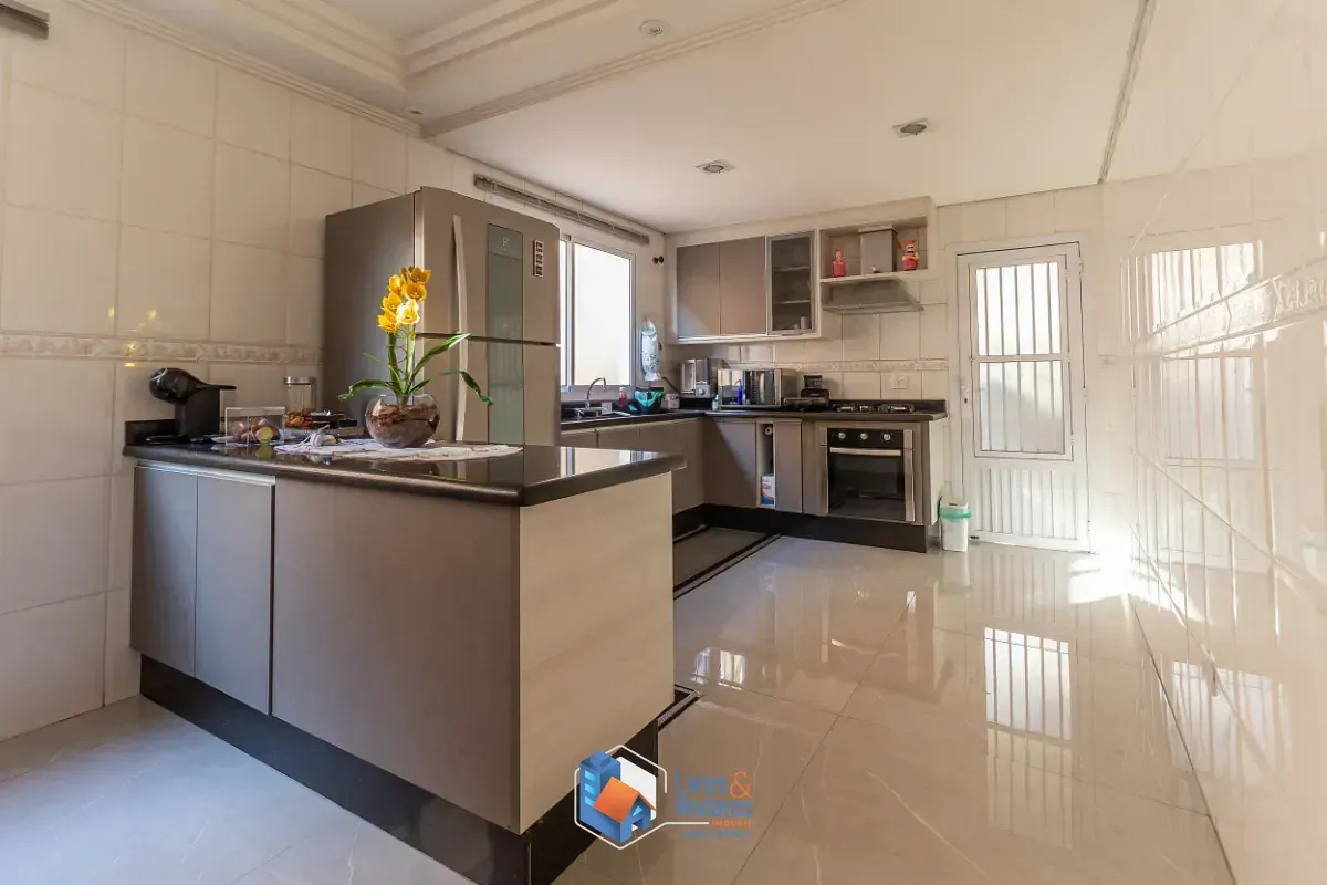 Imagem Sobrado para venda em Vila Mangalot com 4 quartos, sendo 2 suítes, 414m²