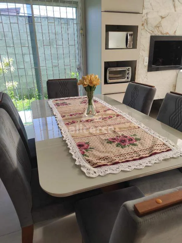 Imagem Casa à Venda na Praia dos Ingleses | Conforto, Privacidade e Excelente Localização em Florianópolis/SC**