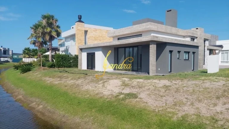 Imagem Casa térrea com 4 suítes e beira de lago