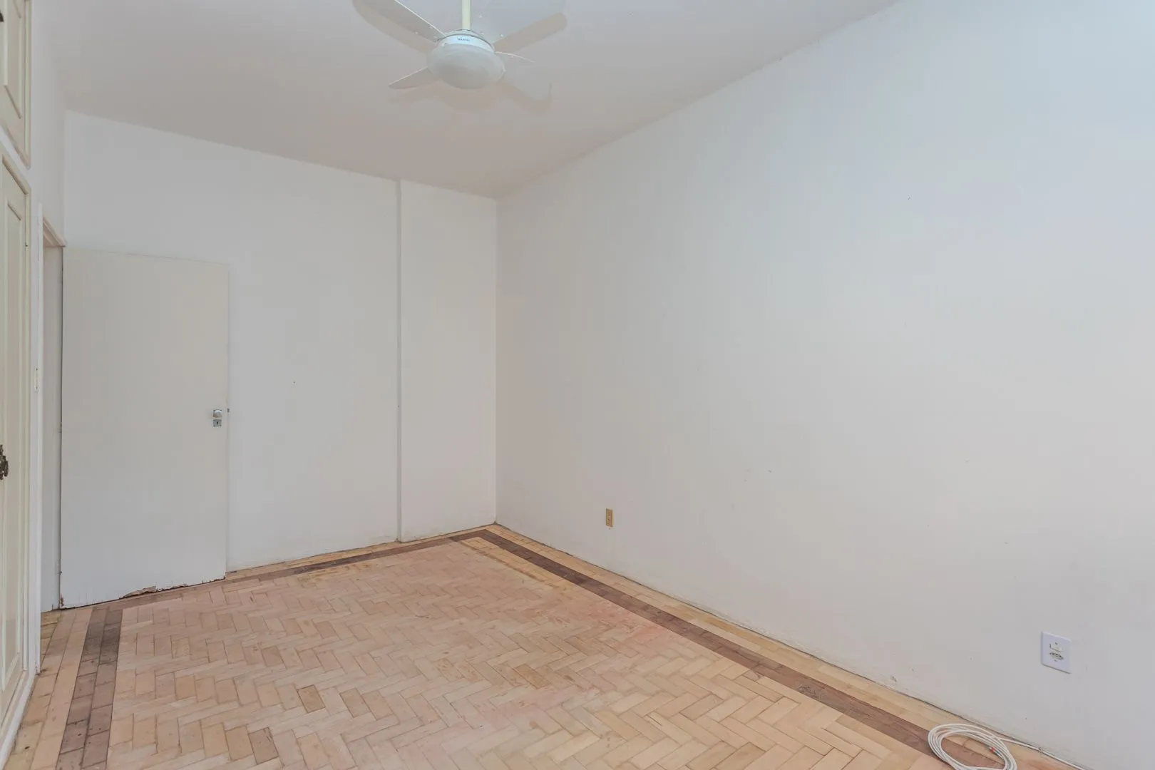 Imagem Casa no Menino Deus de 3 dormitórios e 5 vagas DESOCUPADA