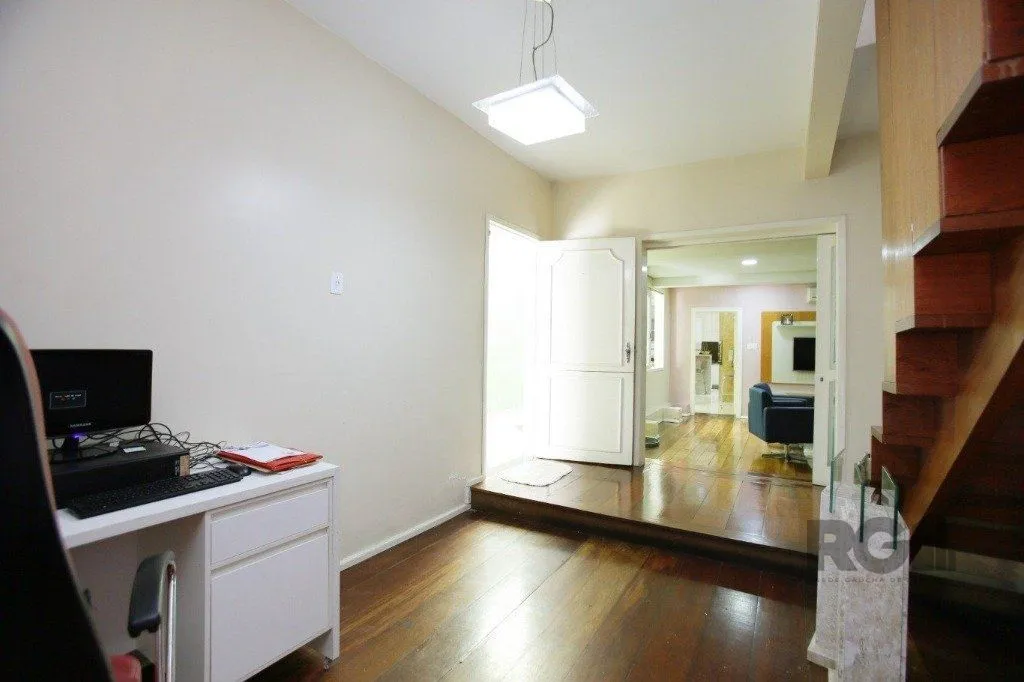 Imagem Excelente casa de 235m² com 4 dormitórios e 3 vagas no bairro Azenha.