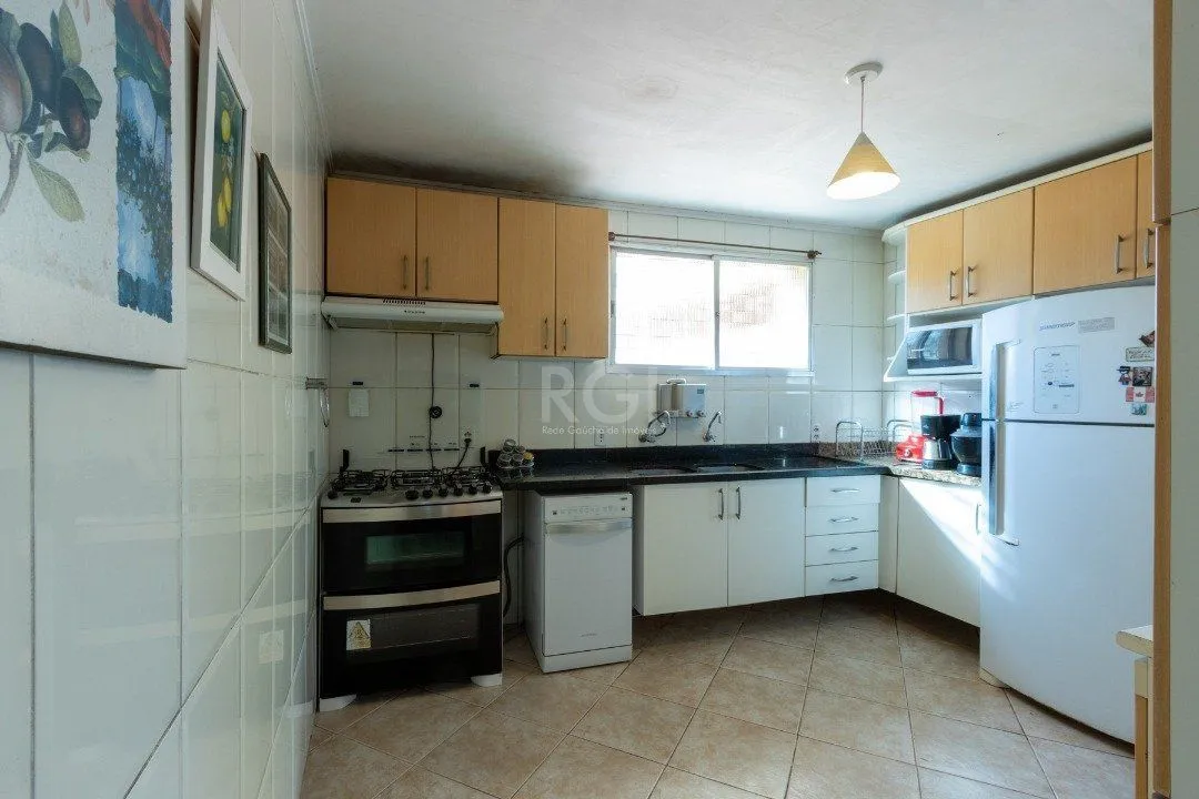 Imagem Sobrado com 345m² privativos, 3 suites, 2 vagas, churrasqueira. pátio com piscina - Bairro Cristal