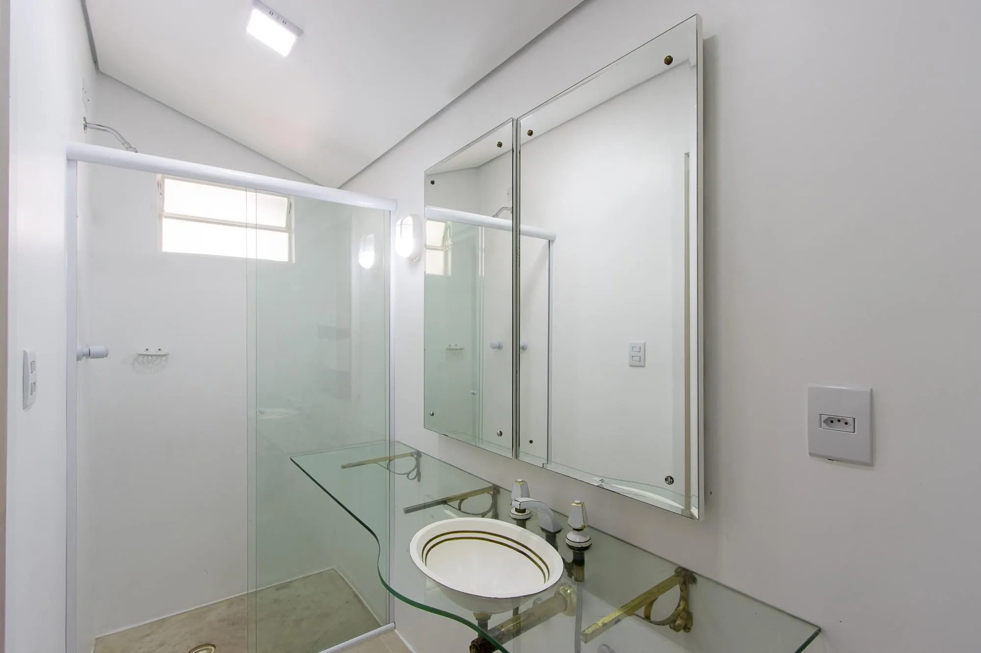 Imagem Casa com 2 dormitórios 3 banheiros. lareira e churrasqueira, e com arquitetura moderna.