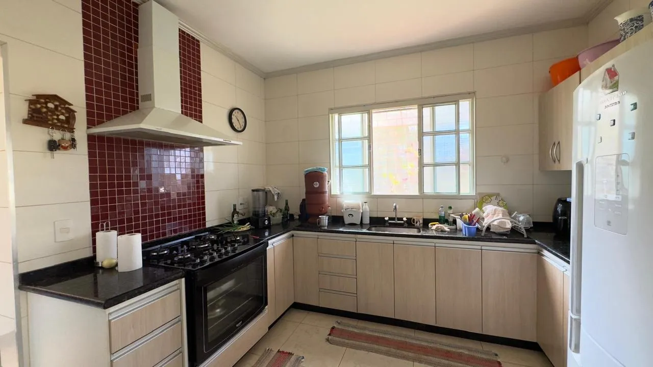 Imagem Imperdível casa de 5 quartos em condomínio no Estribo, Avaré-SP: 1 suíte, 1 sala, 4 banheiros, 4 vagas, 265m².