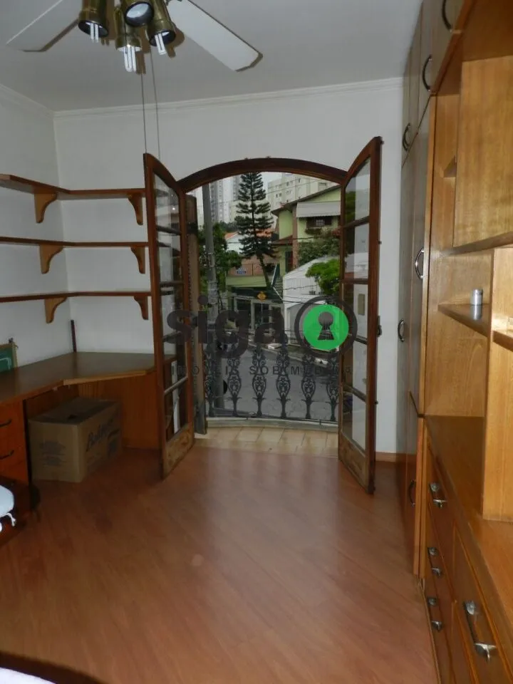 Imagem Casa Espaçosa com 5 Dormitórios e Quintal Próxima ao Metrô Vila Sônia.