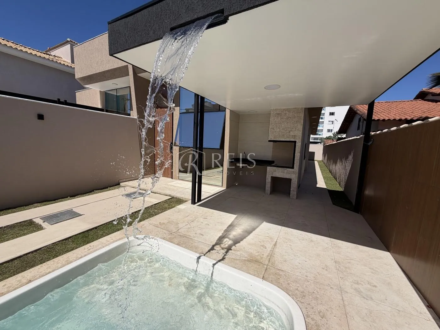 Imagem Casa para Venda em Rio das Ostras, Ouro Verde, 3 dormitórios, 1 suíte, 3 banheiros, 2 vagas