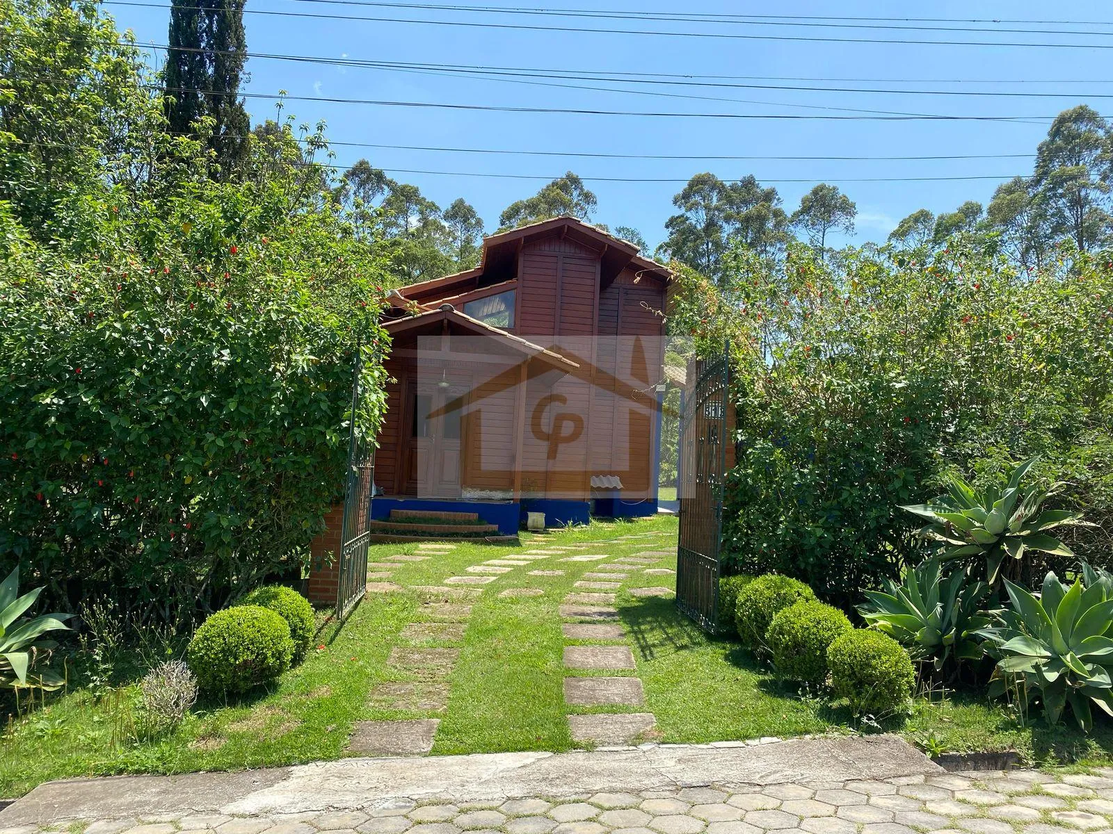 Imagem Casa mista com belo jardim 3 quartos sendo um suíte, 5 vagas. Rústico que encanta!