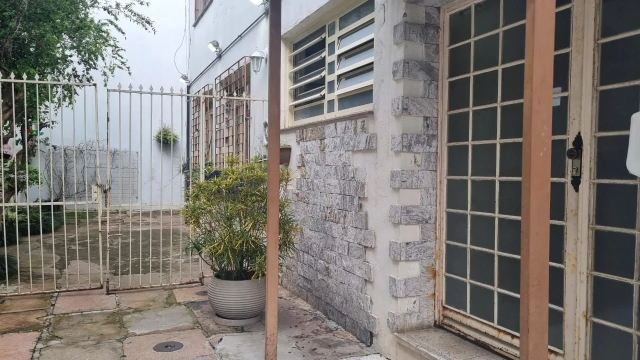 Imagem Aproveite o sol e a vista, apartamento para venda de frente com sacada, 2 dormitórios com 1 vaga no bairro Santana em Porto Alegre/RS.