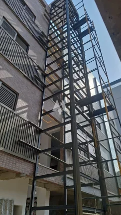 Imagem Apresentamos uma casa extraordinária, com 5 pavimentos e elevador, 3 suítes e uma master , toda climatizada, projetada com refinados toques de arquitetura e design de interiores assinados por Verônica Theodorico. Esta residência nova oferece um estilo de 