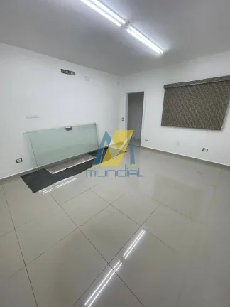 Imagem Galpão Corporativo com Pé-Direito Alto e Estrutura Completa