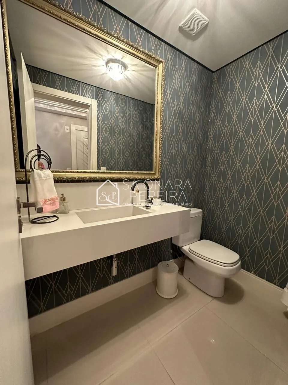 Imagem "Venha conhecer nosso espaçoso apartamento de 140m², 3 quartos e sacada com churrasqueira! Condomíni
