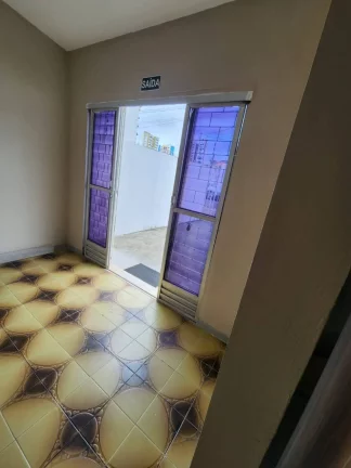 Imagem Casa no Salgado Filho, Região Comercial, Próximo à Av. Francisco Porto