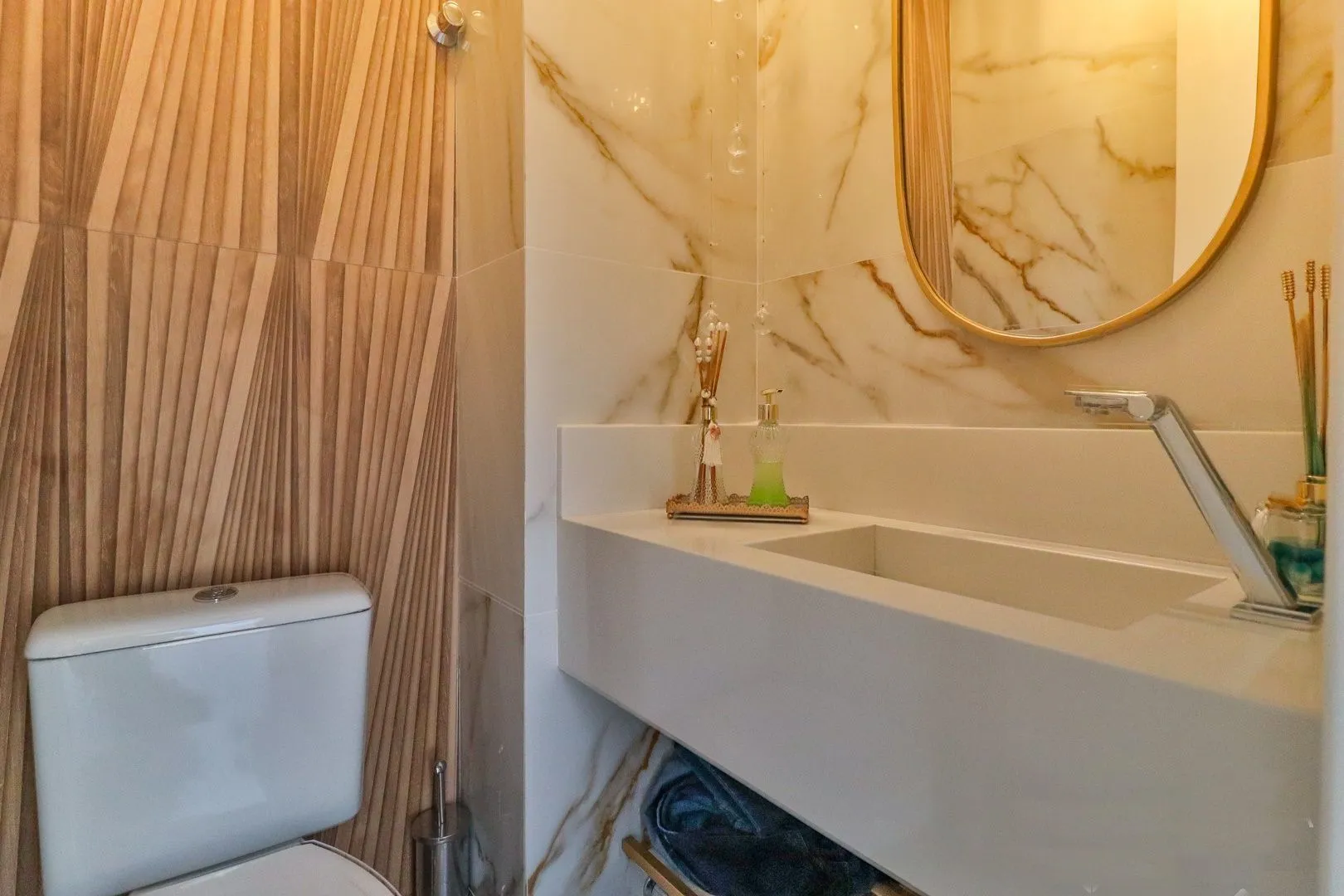 Imagem CASA TRIPLEX COM 4 SUITES E 2 VAGAS- SEMIMOBILIADA