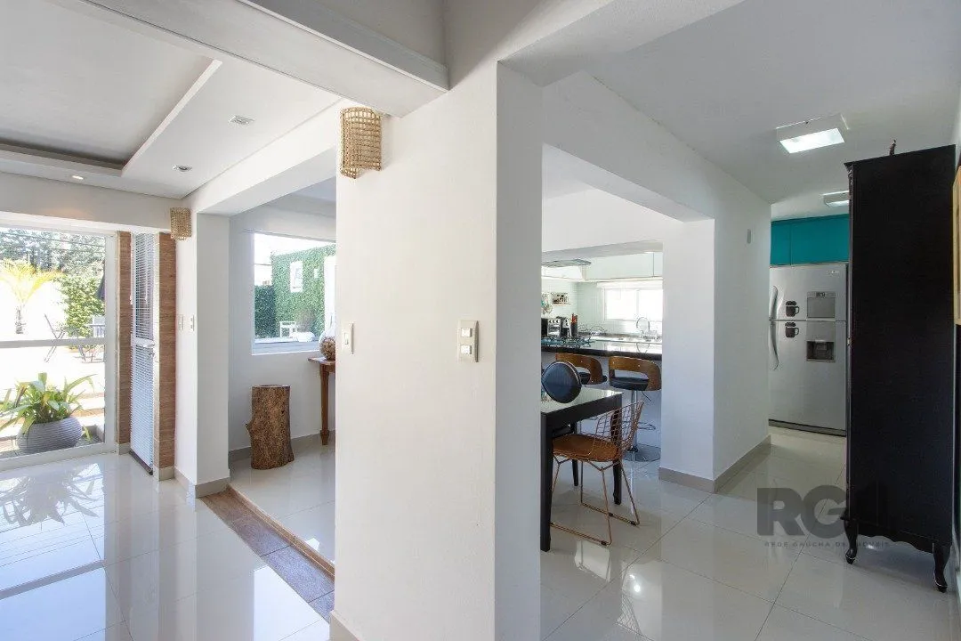 Imagem Casa a venda no bairro Guarujá com 4 dormitórios, piscina e salão de festas