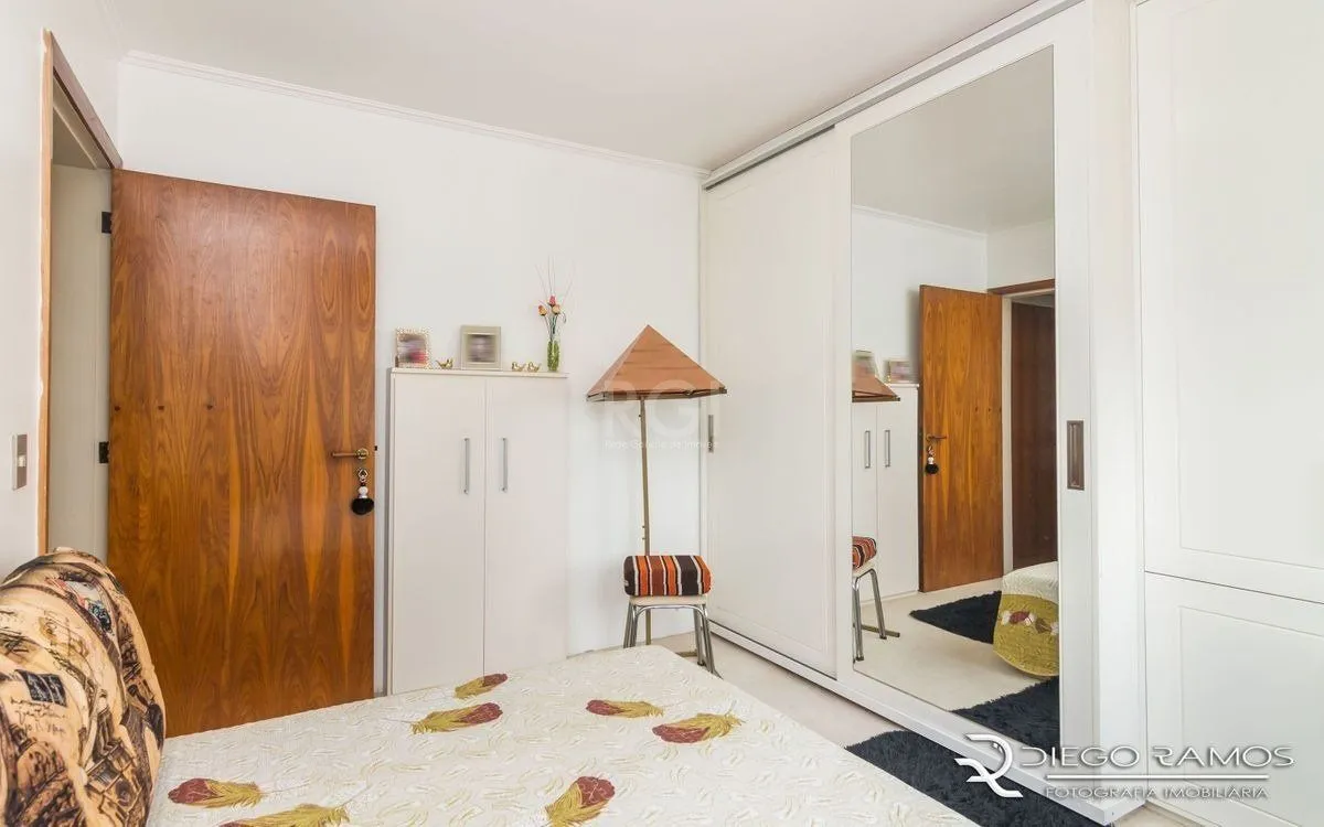 Imagem Apartamento de 2 dormitórios ,80 M² com possibilidade de transformação em 3 dormitórios. Living: Para dois ambientes e estar íntimo. Copa-Cozinha: Funcional e bem equipada. Ampla Área de Serviç