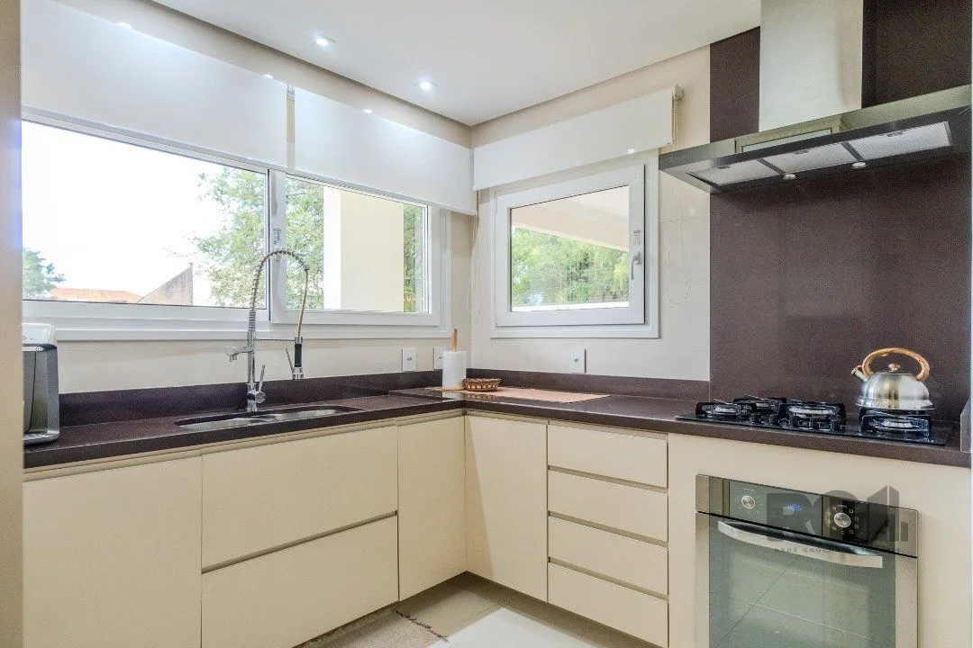 Imagem Casa semimobiliada e possui 3 suítes (sendo 1 delas master com closet e hidro)