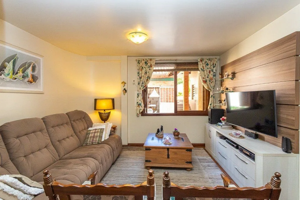 Imagem Casa sobrado no Partenon de 3 dormitórios e amplo pátio