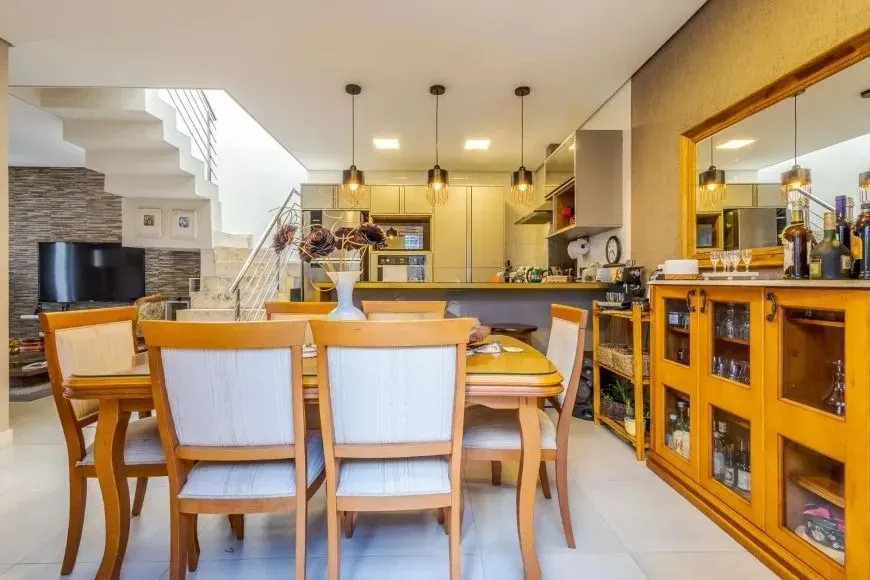 Imagem Casa semimobiliada, com churrasqueira, 3 suítes e 2 vagas no Jardim Itu Sabará