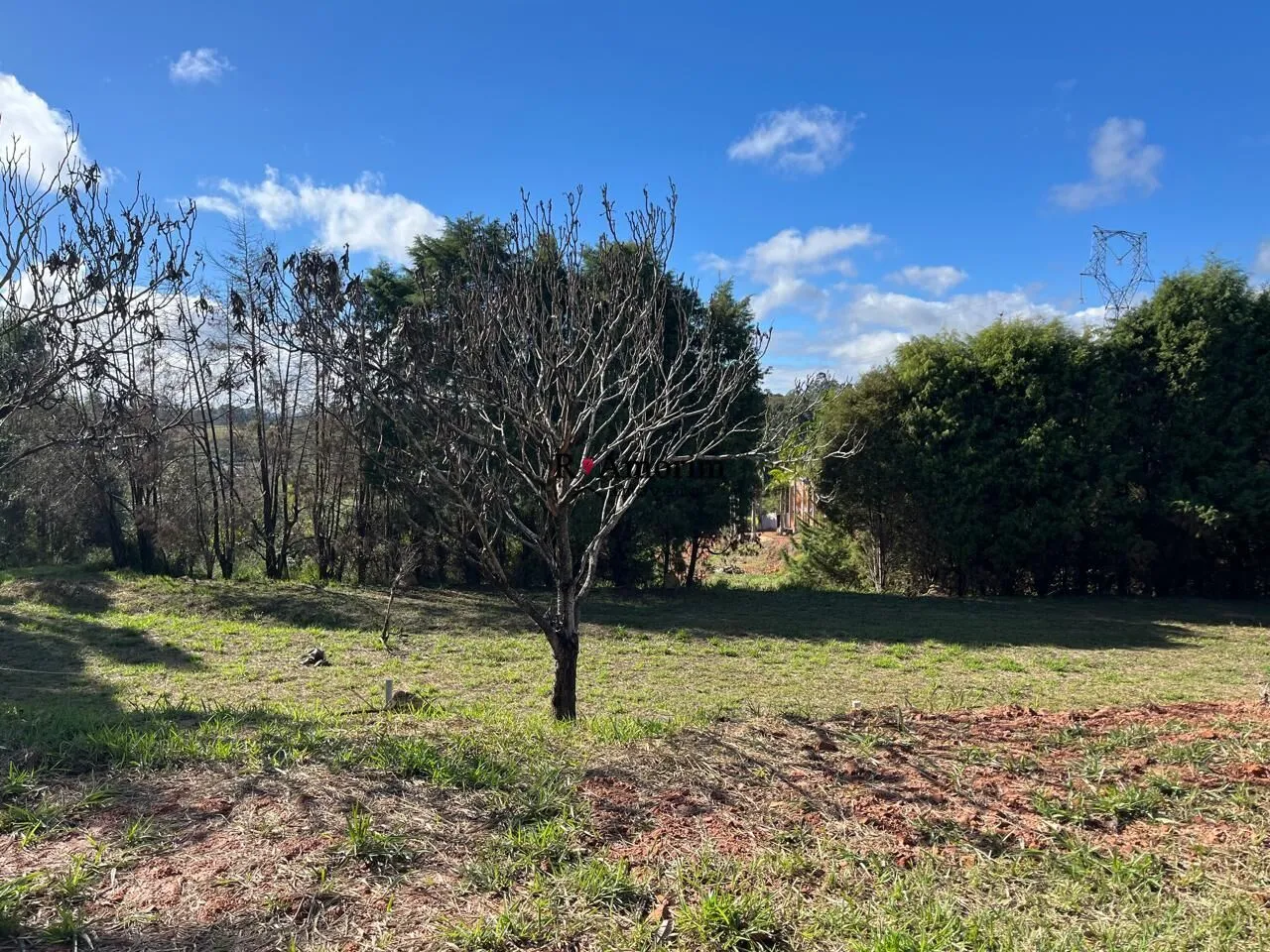 Imagem Terreno a venda em Itu com abundância de água, e área aproximada de 1.000 metros