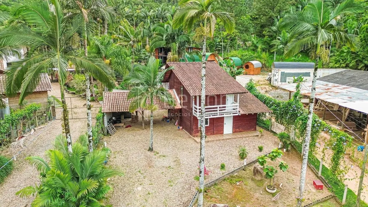 Casa em Rodeio no bairro Kaspereit, com amplo terreno e área de festas