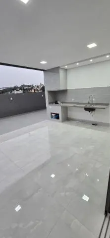 Imagem VENDA DE SOBRADO NOVO NO CONDOMÍNIO REAL PARK, EM ARUJÁ/SP, 300m² com 04 suítes, suíte máster com hidro, garagem com 04 vagas e piscina. CONSULTE-NOS.