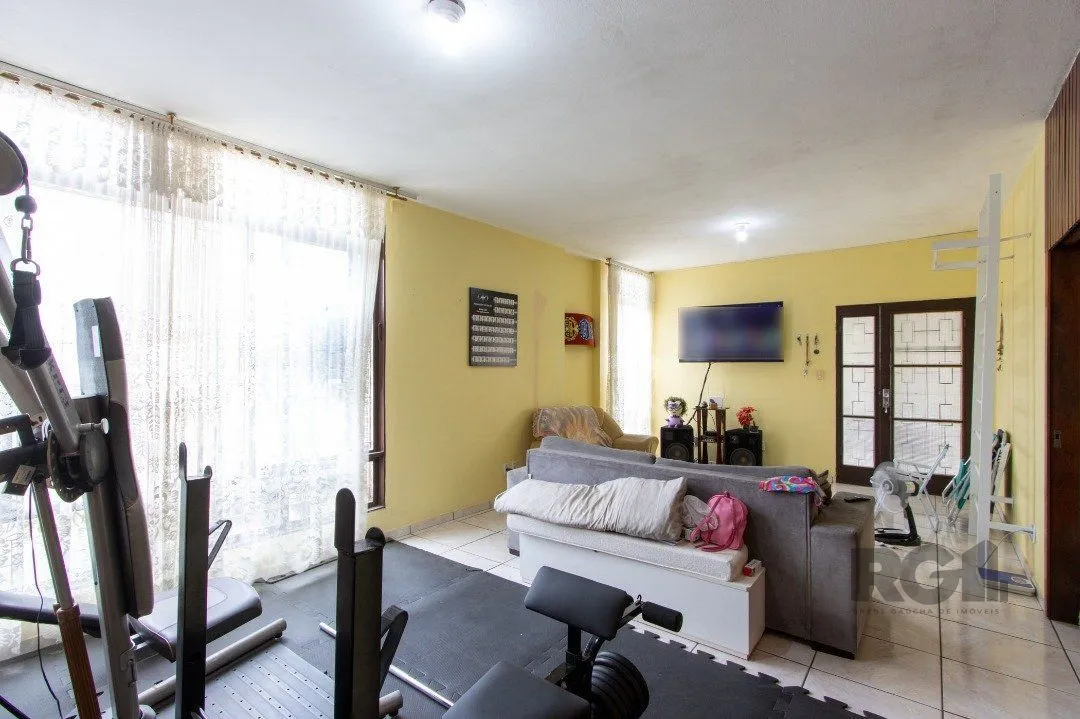 Imagem Casa térrea, 3 quartos, 2 banheiros, com pátio no Bairro Cavalhada