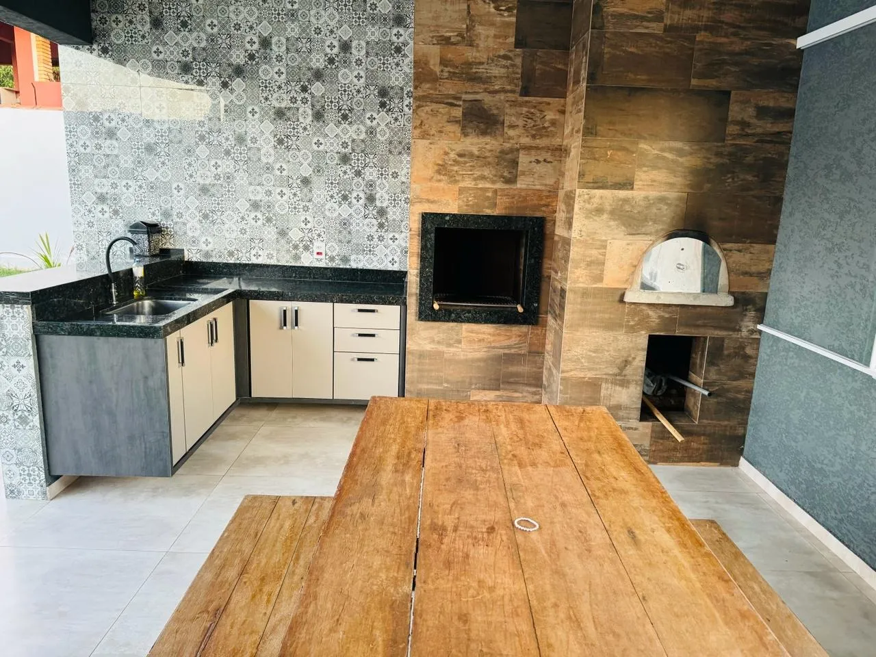 Imagem Ampla Residência com Área Gourmet e Pomar em Terreno Generoso de 906 m²: Conforto e Funcionalidade em Cada Detalhe
