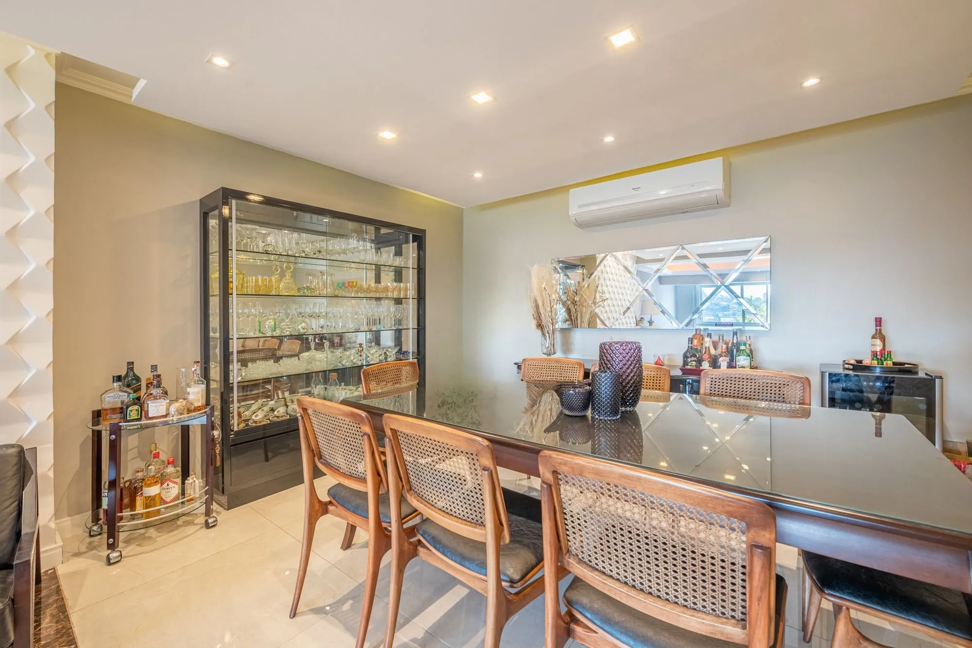 Imagem Casa com 357m² e 4 dormitórios, 3 suítes, 3 vagas