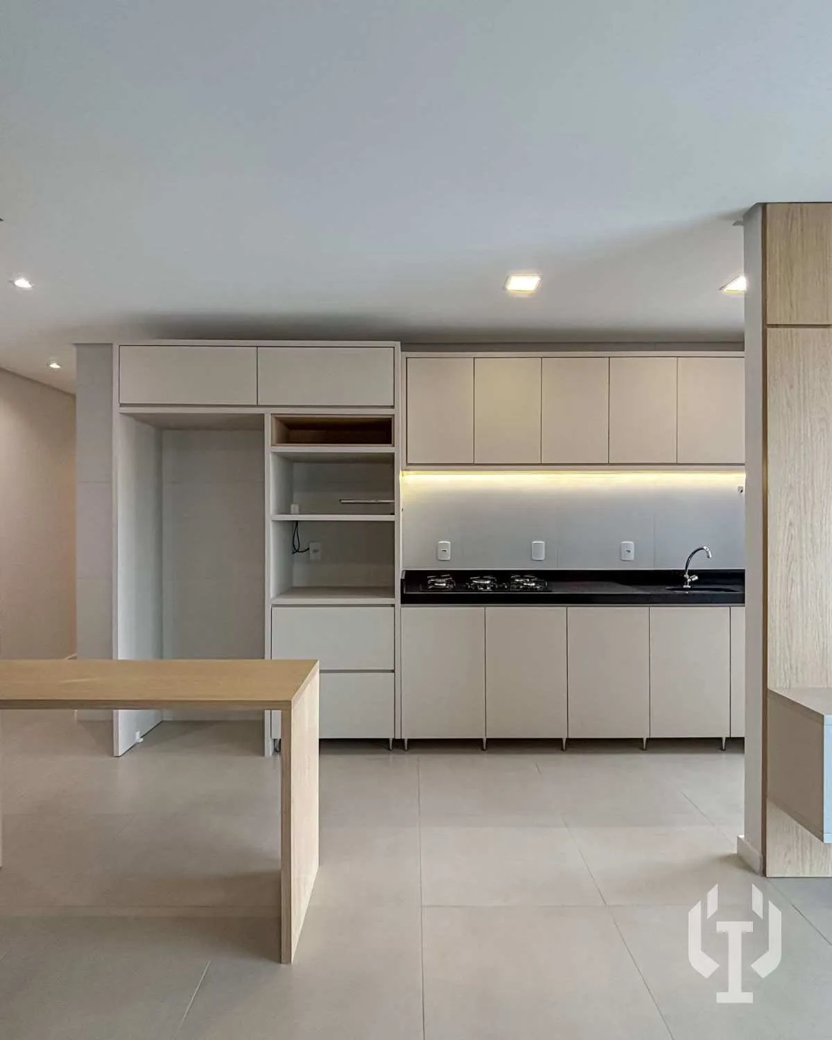Imagem Apartamento semimobiliado com 2 suítes em Itapema
