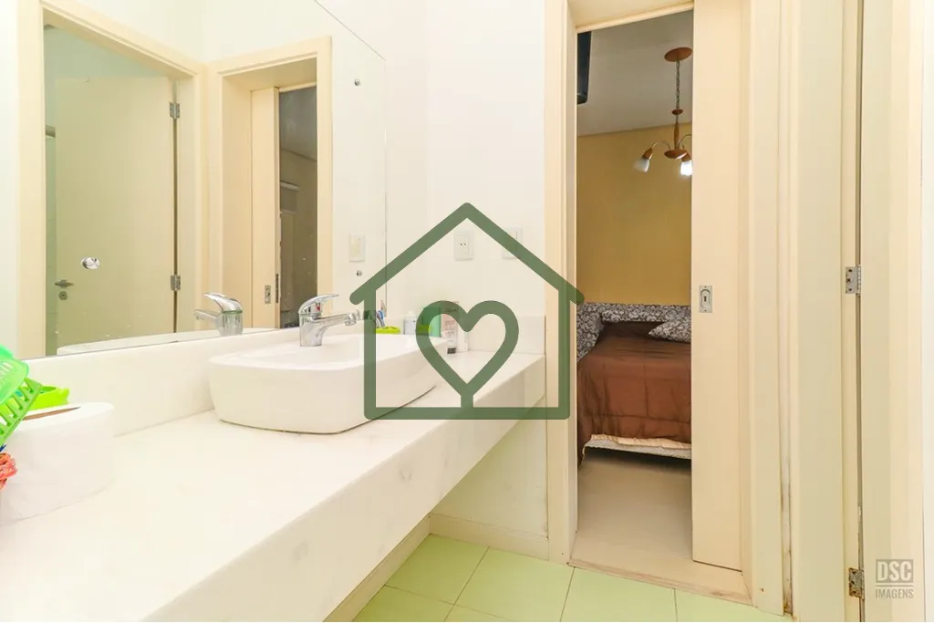 Imagem Descubra o luxo e conforto desta magnífica casa de 4 quartos e 6 banheiros, localizada na Tristeza....