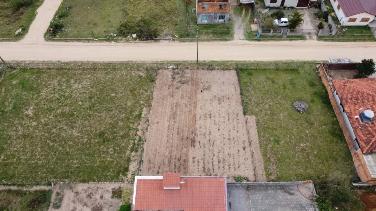 Imagem Terreno à venda em Garopaba-SC, bairro Areias de Palhocinha, 408m² de área. Adquira já!