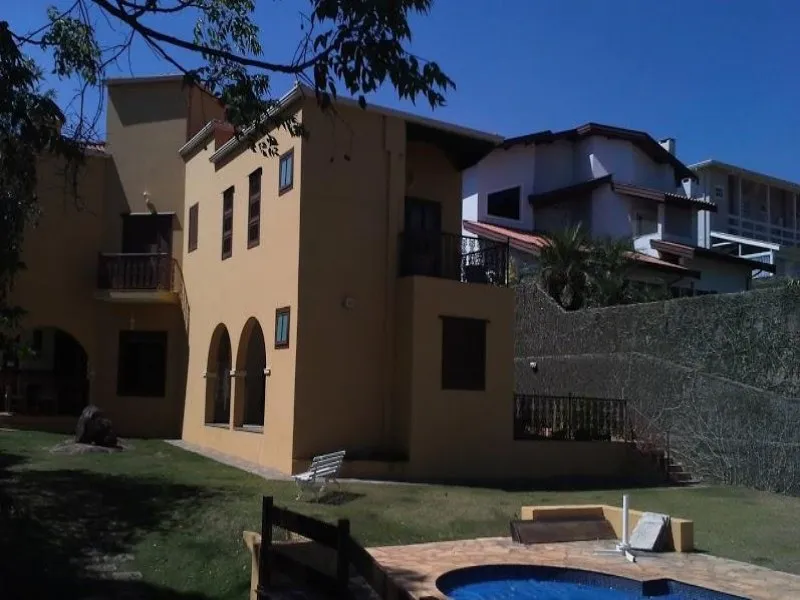 Imagem Casa de Luxo em Condomínio de Prestígio em Valinhos-SP: 4 suítes, uma independente, 3 salas, escritório, 6 banheiros, 4 vagas, 400m², em meio ao verde