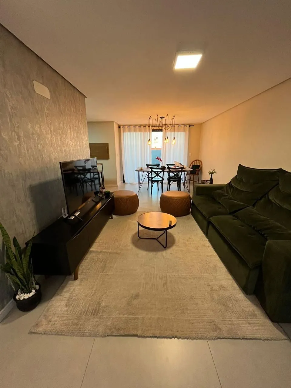 Imagem Casa em condomínio com 3 dormitórios, suíte e 2 vagas.