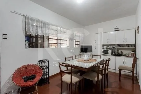 Imagem Casa composta por seis(6) dormitórios, no bairro Passo da Areia em Porto Alegre/RS.