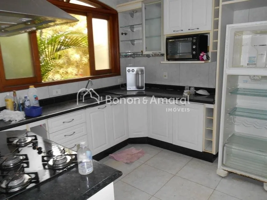 Imagem Casa com 230 m² e 5 quartos