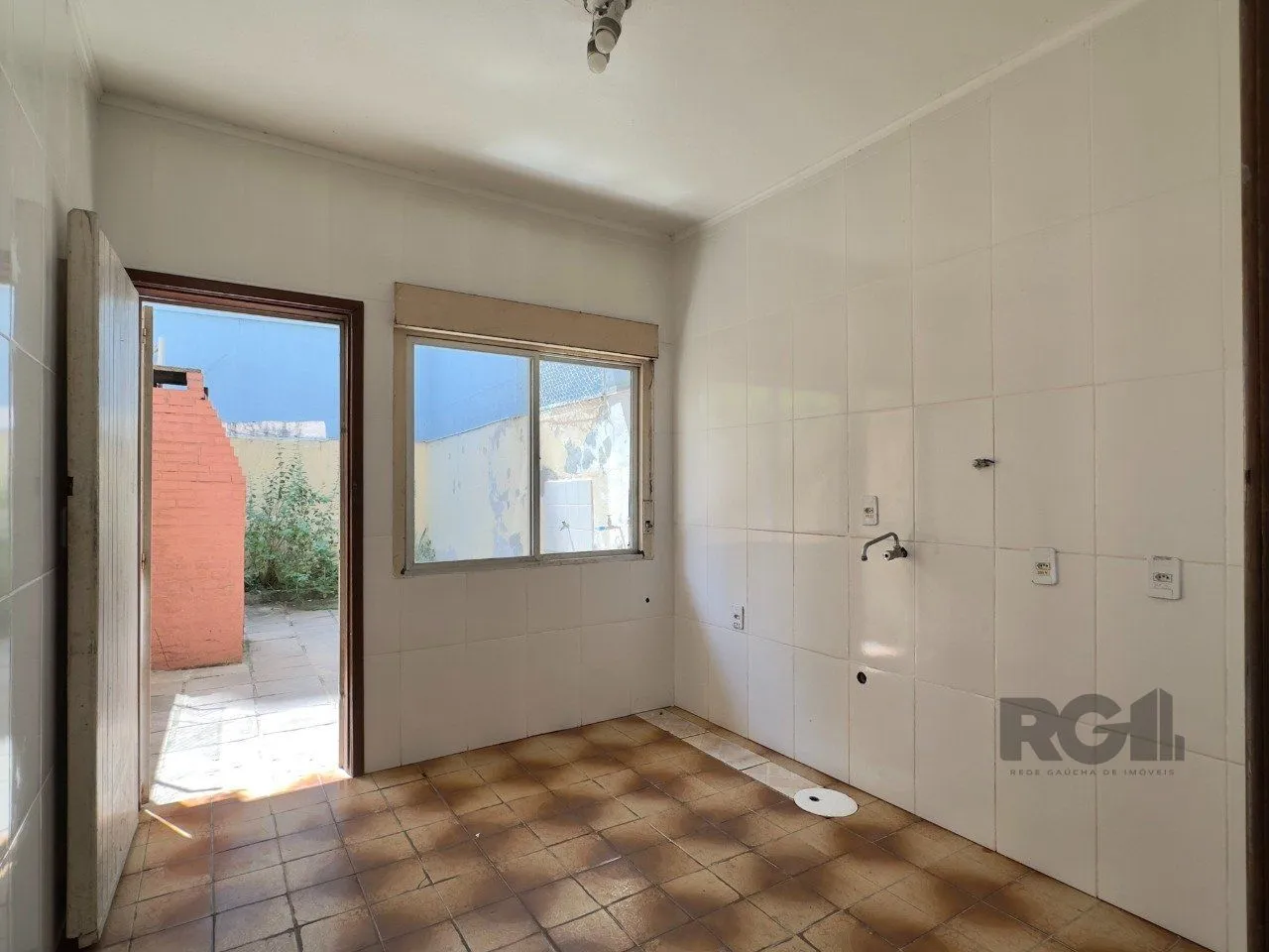 Imagem CASA COM 4 DORMITÓRIOS E PÁTIO COM CHURRASQUEIRA NO CENTRO HISTÓRICO