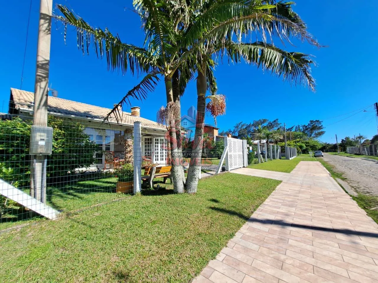 Imagem Casa com Piscina e 750m² de Terreno no Centro de Imbé