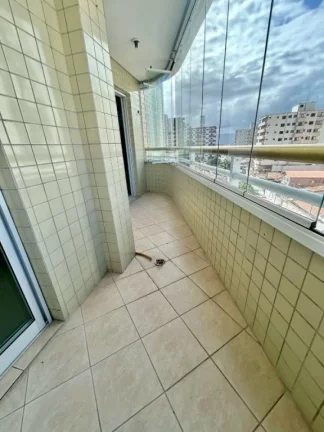 Imagem Apartamento aconchegante com 2 quartos, 2 suítes e localização estratégica, a 200 metros da praia, á venda na Imobiliaria Consulte Imoveis.
