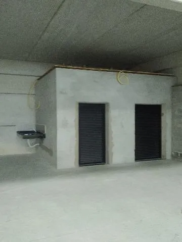 Imagem LOCAÇÃO DE GALPÃO COMERCIAL NO CENTRO DE ARUJÁ/SP, 700m² com mezanino, 5 banheiros sendo 1 acessível, 5 vagas e energia trifásica. CONSULTE-NOS.