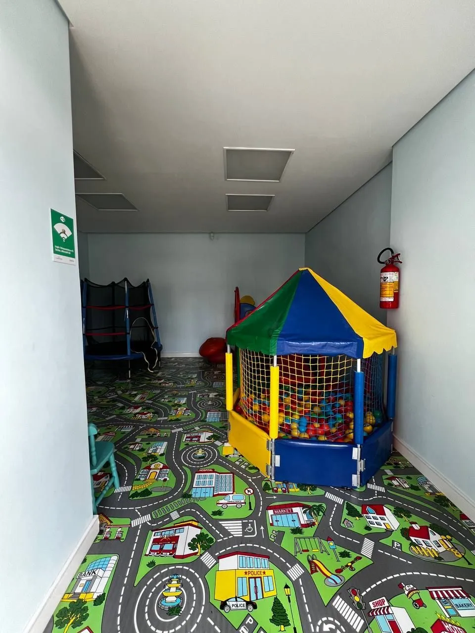 Imagem Apartamento de 3 dormitórios transformado em 2, 1 suíte e living com churrasqueira.