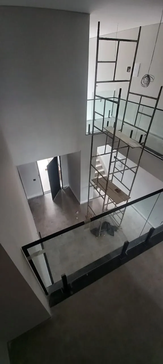 Imagem Sobrado Luxuoso no Villagio Wanel - 3 Suítes, Piscina e Acabamento de Primeira